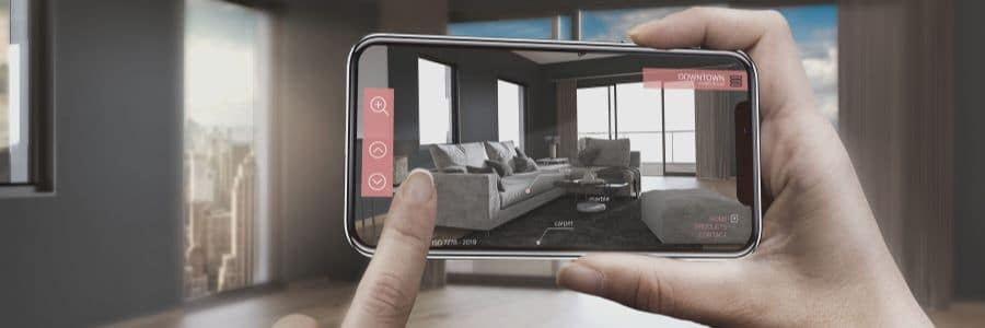 Das Bild zeigt ein Smartphone, das mittel AR-Funktion ein Sofa in den Raum stellt
